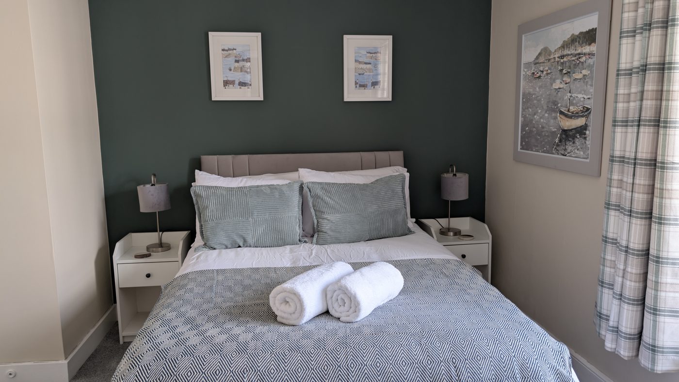Room 4, the alcove double — bed set into a chimney-breast alcove with matching bedside lamps